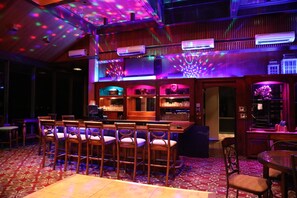 3 bares/lounges, bar de esportes