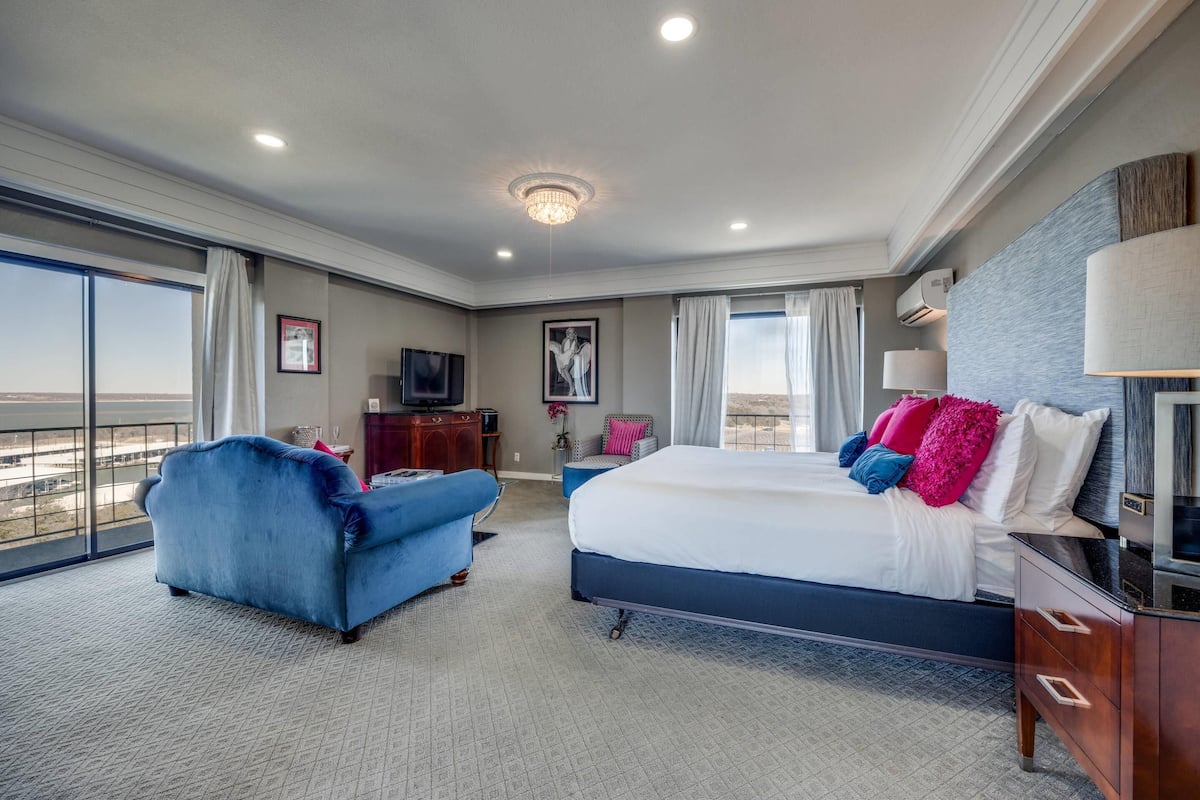 Suite, 1 King Bed, Non Smoking, Balcony