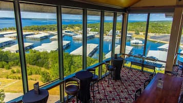 2 restaurantes; se sirven desayunos