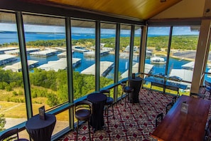 2 restaurants, breakfast served