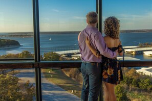 3 bars/lounges, sports bar - Tanglewood Resort on Lake Texoma, an Ascend Collection Resort (Pottsboro)