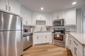 Suite, 1 kingsize bed, niet-roken (Upgrade) | Luxe beddengoed, individueel gedecoreerd, individueel gemeubileerd