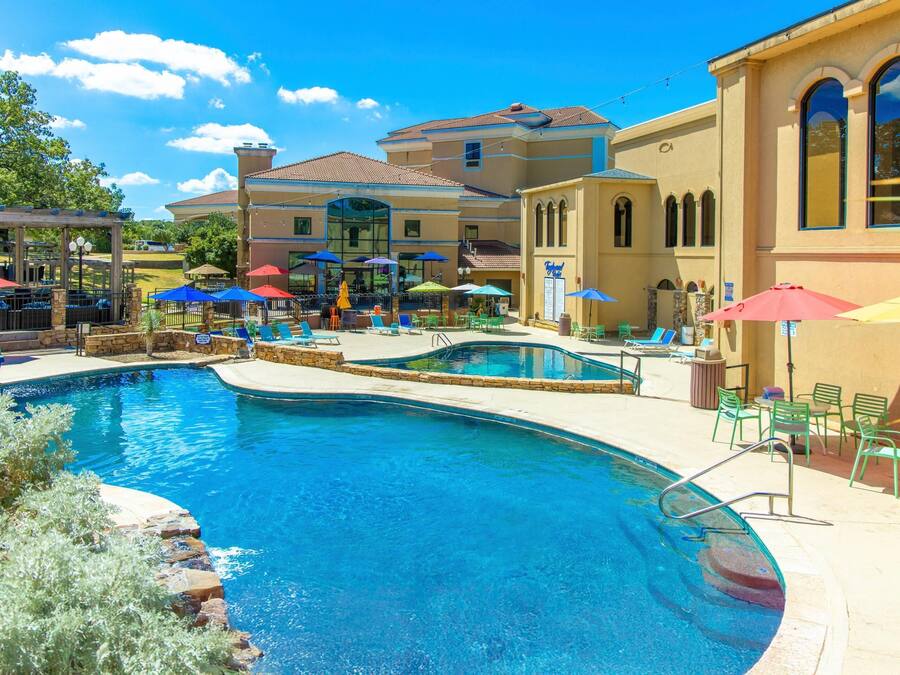 Alberca techada, 3 albercas al aire libre y camas balinesas (con cargo)