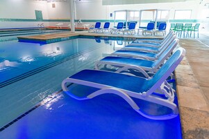 Una piscina techada, 3 piscinas al aire libre
