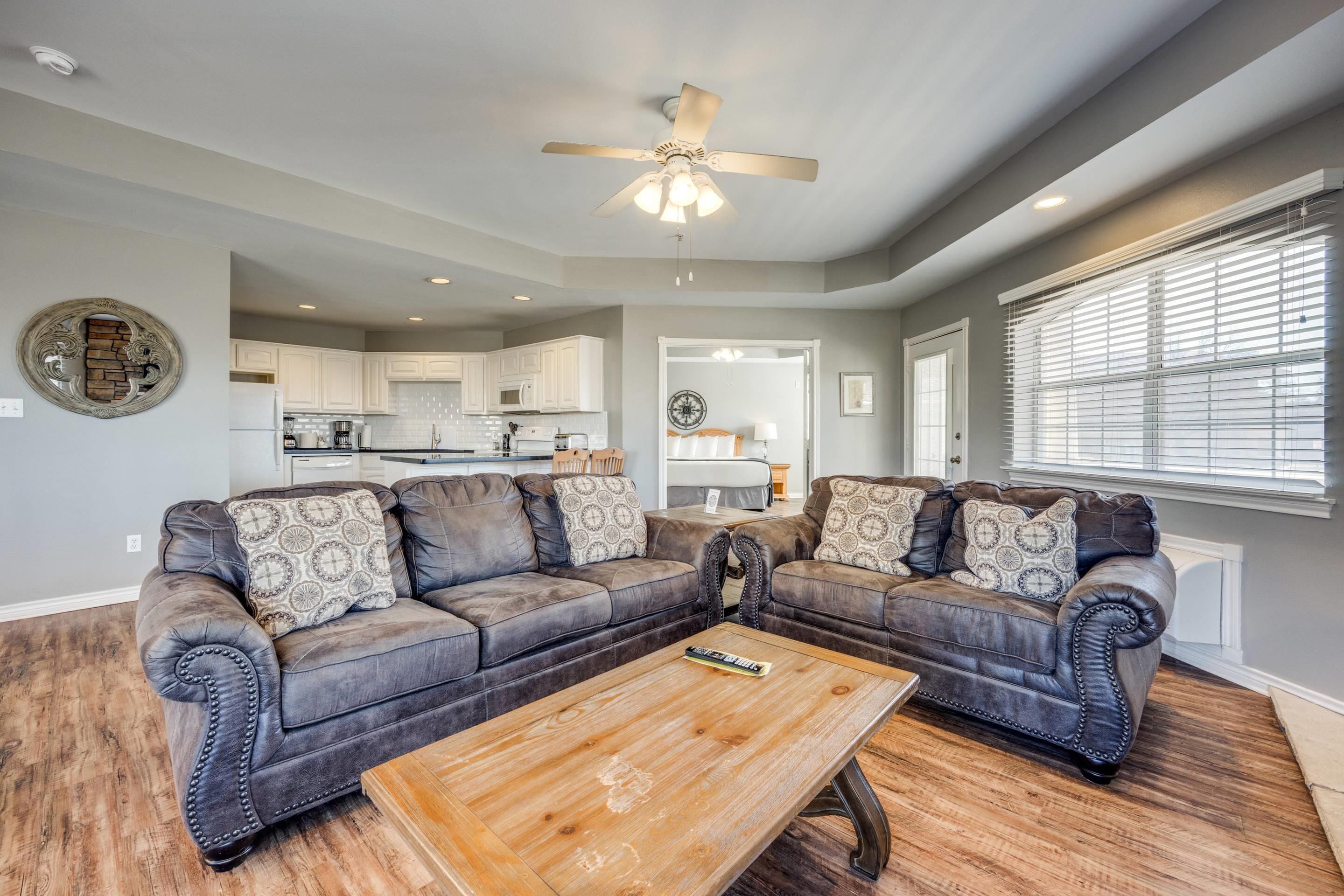 Suite, 1 kingsize bed, niet-roken (Efficiency) | Luxe beddengoed, individueel gedecoreerd, individueel gemeubileerd