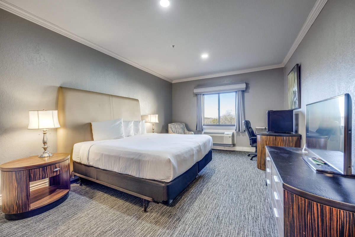 Standard Room, 2 Queen Beds, Non Smoking, Lake View