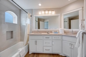 Suite, 2 Queen Beds, Non Smoking (Upgrade)