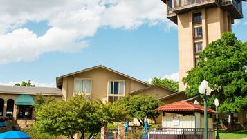 Innenpool, 3 Außenpools, Cabañas (gegen Gebühr), Sonnenschirme