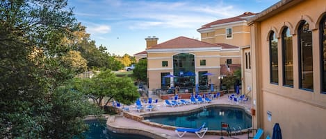Una piscina techada, 3 piscinas al aire libre
