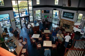 3 bars/lounges, sports bar - Tanglewood Resort on Lake Texoma, an Ascend Collection Resort (Pottsboro)
