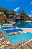 Una piscina techada, 3 piscinas al aire libre