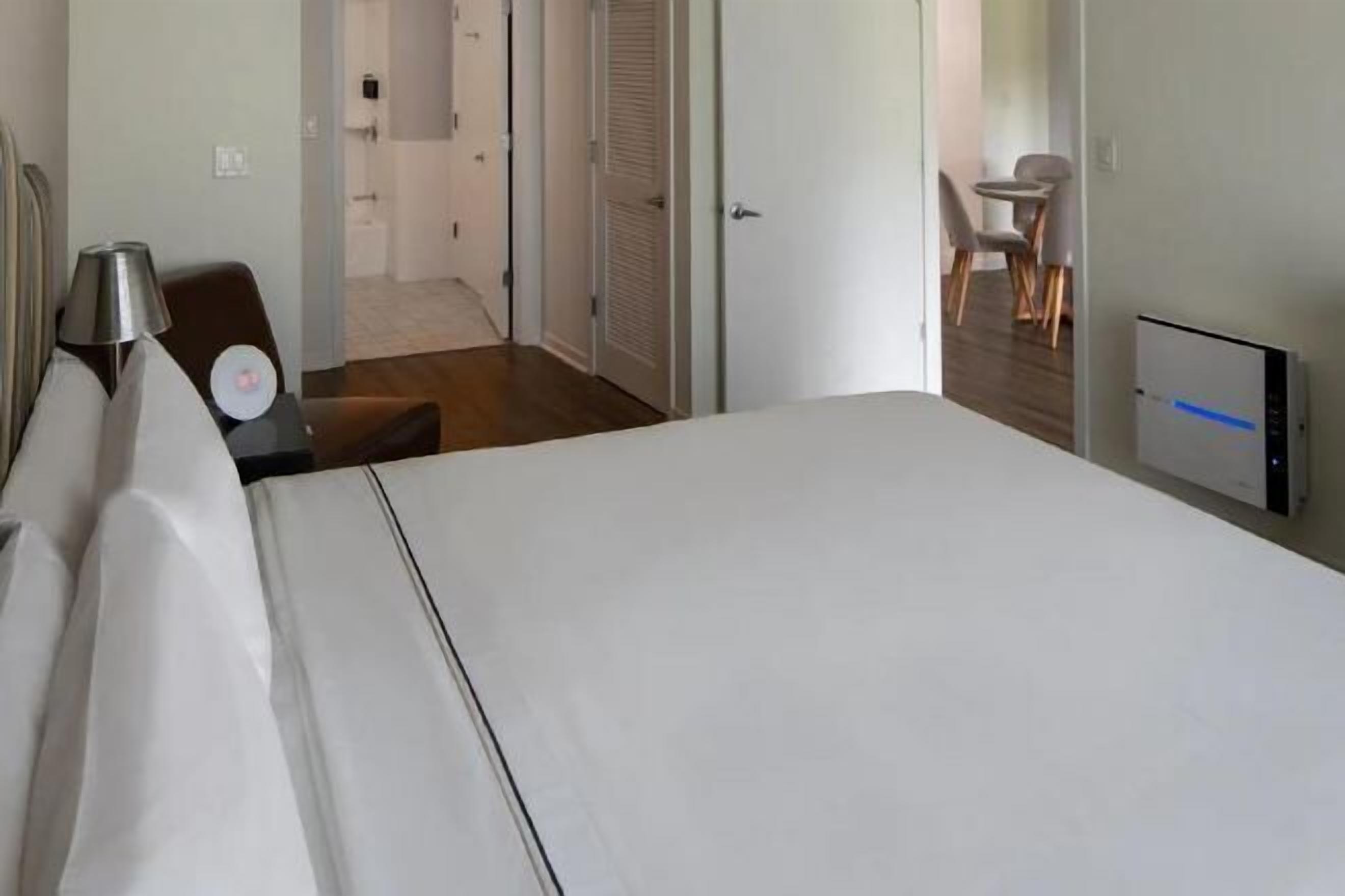 Een kluis op de kamer, een bureau, een laptopwerkplek