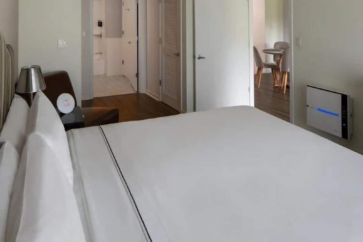 Een kluis op de kamer, een bureau, een laptopwerkplek