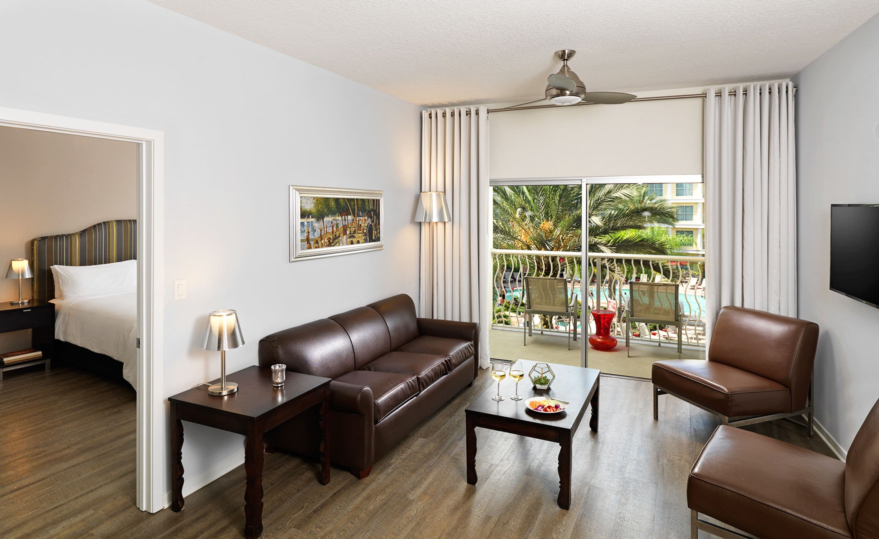 Safe på rommet, skrivebord og skrivebord for bærbar PC