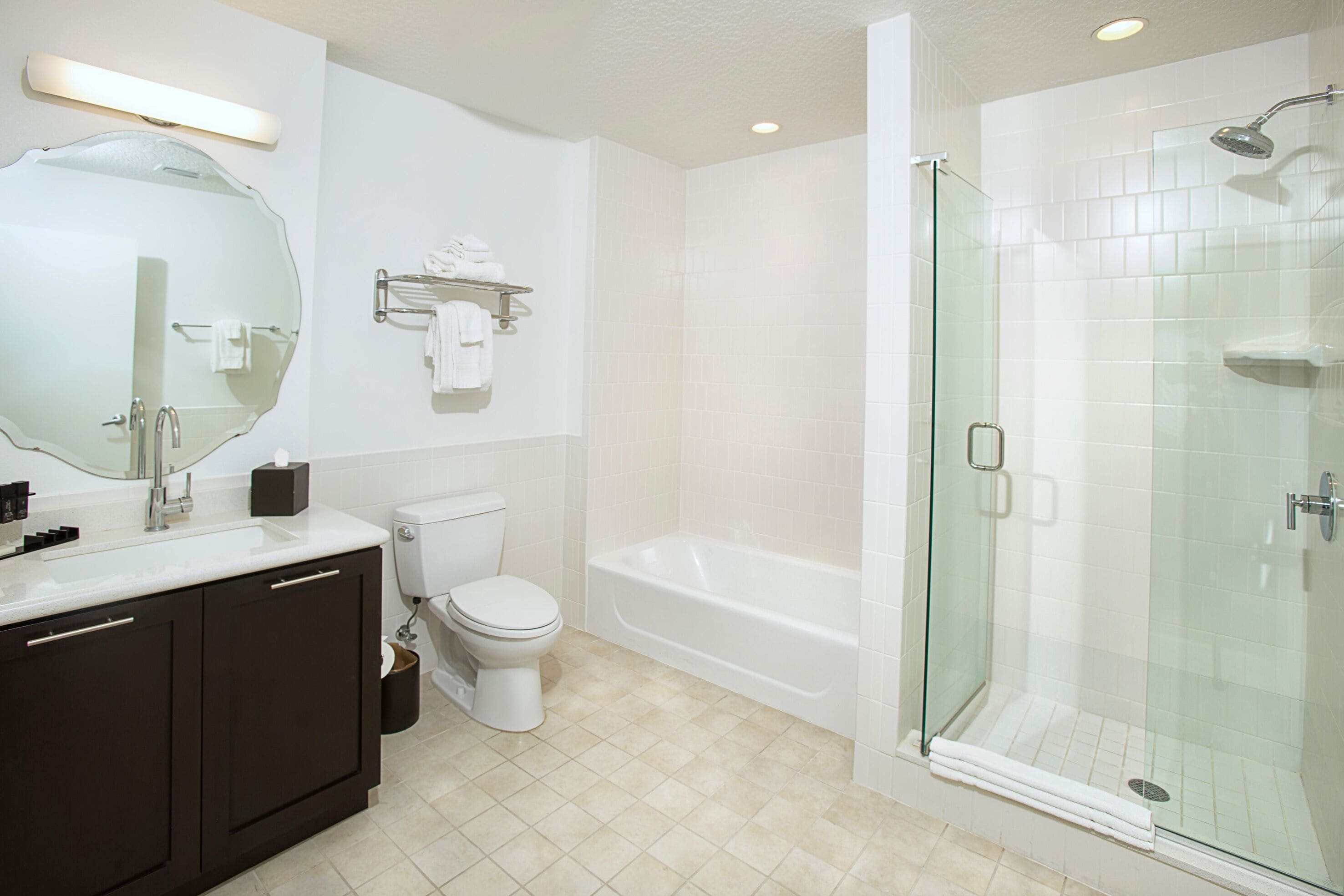 Un baño moderno con inodoro, lavamanos y bañera.