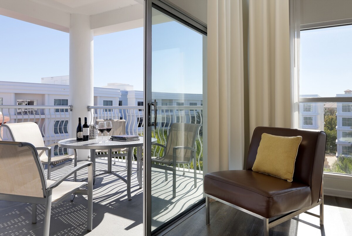 One Bedroom Corner Suite with Terrace | Terrace/patio