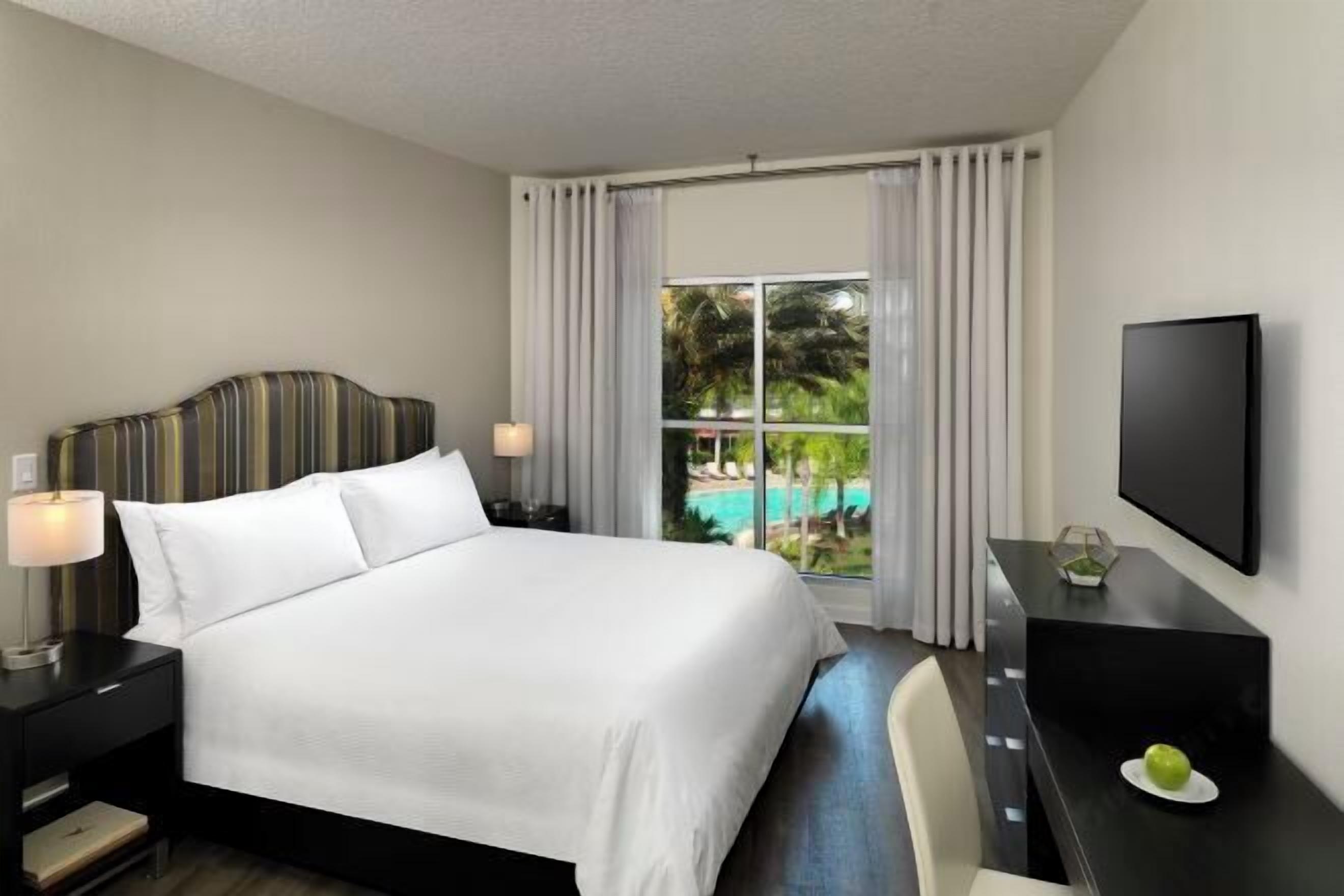 Een kluis op de kamer, een bureau, een laptopwerkplek