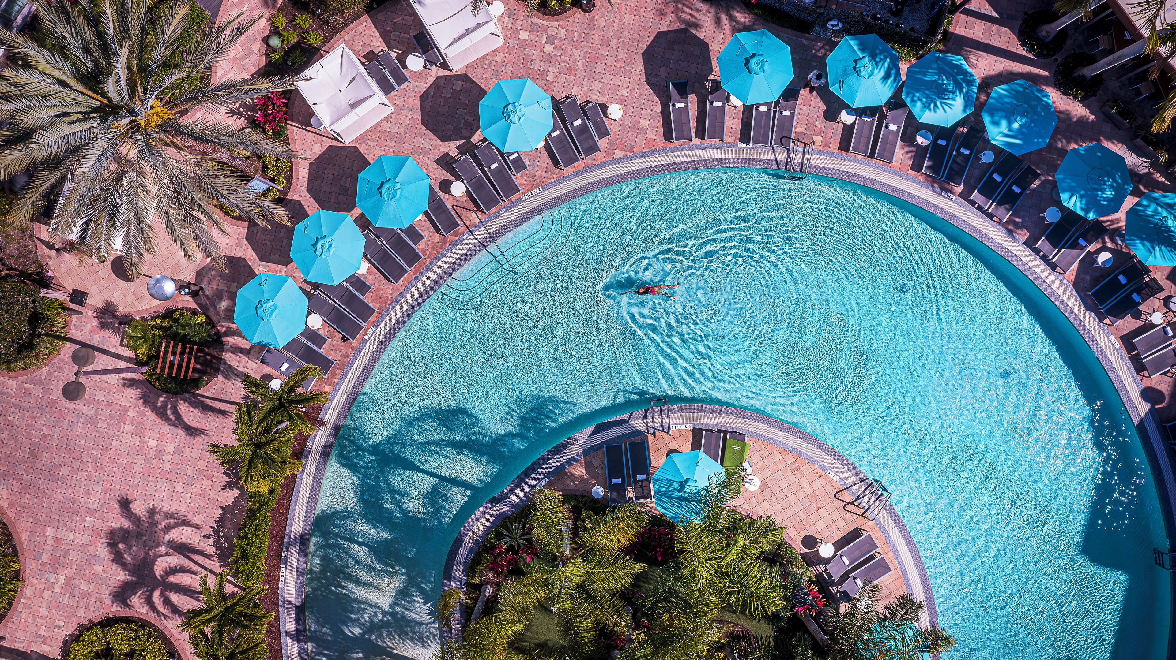 屋外プール、営業時間 7:00 ～ 23:00、カバナ (有料)、プール パラソル