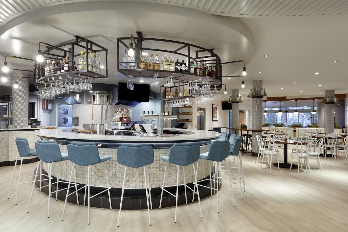 2 restaurants, breakfast, lunch, dinner served; American cuisine