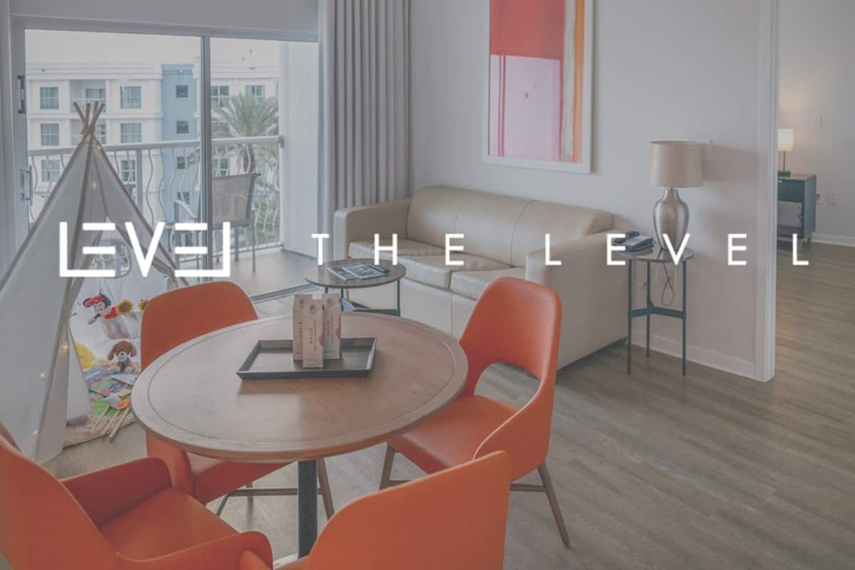 The Level Family Suite | Área de estar | TV de tela plana 43 polegadas com canais a cabo, TV, pebolim