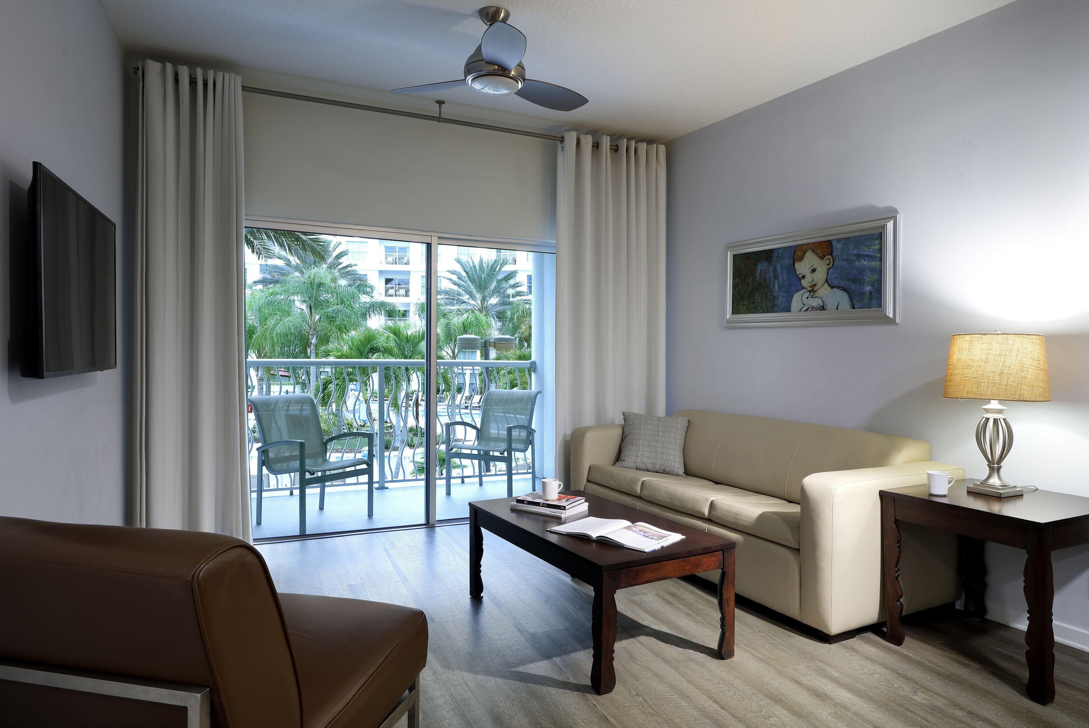 Two Bedroom Master Suite Pool View | Oppholdsområde | En 43-tommers Flatskjerm-TV med kabel-kanaler samt TV og fotballspill