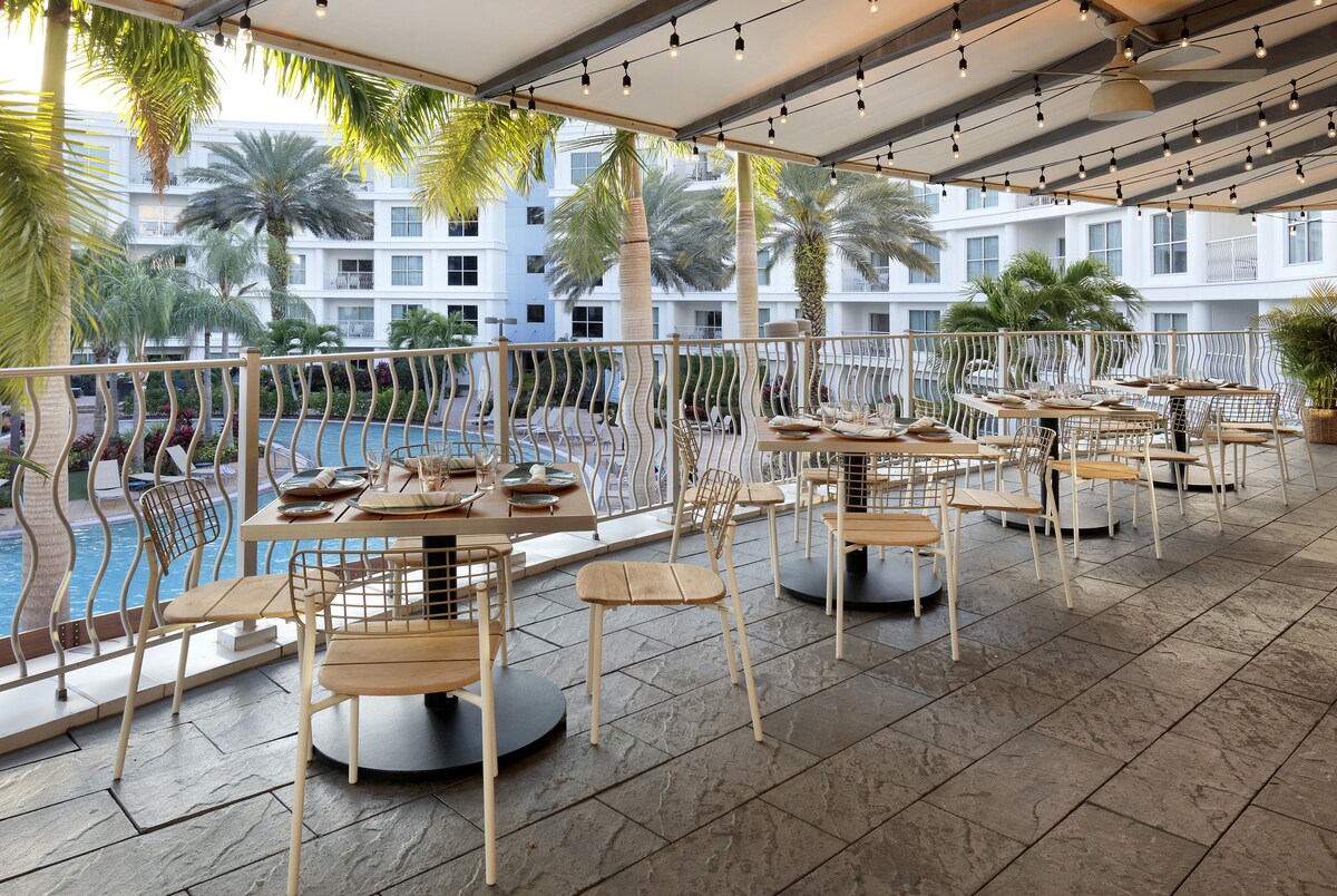 2 restaurants, breakfast, lunch, dinner served; American cuisine