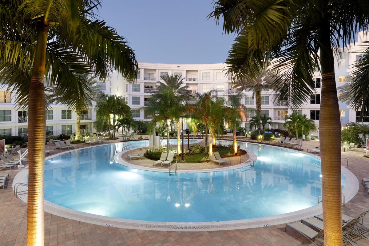 Outdoor pool, sun loungers