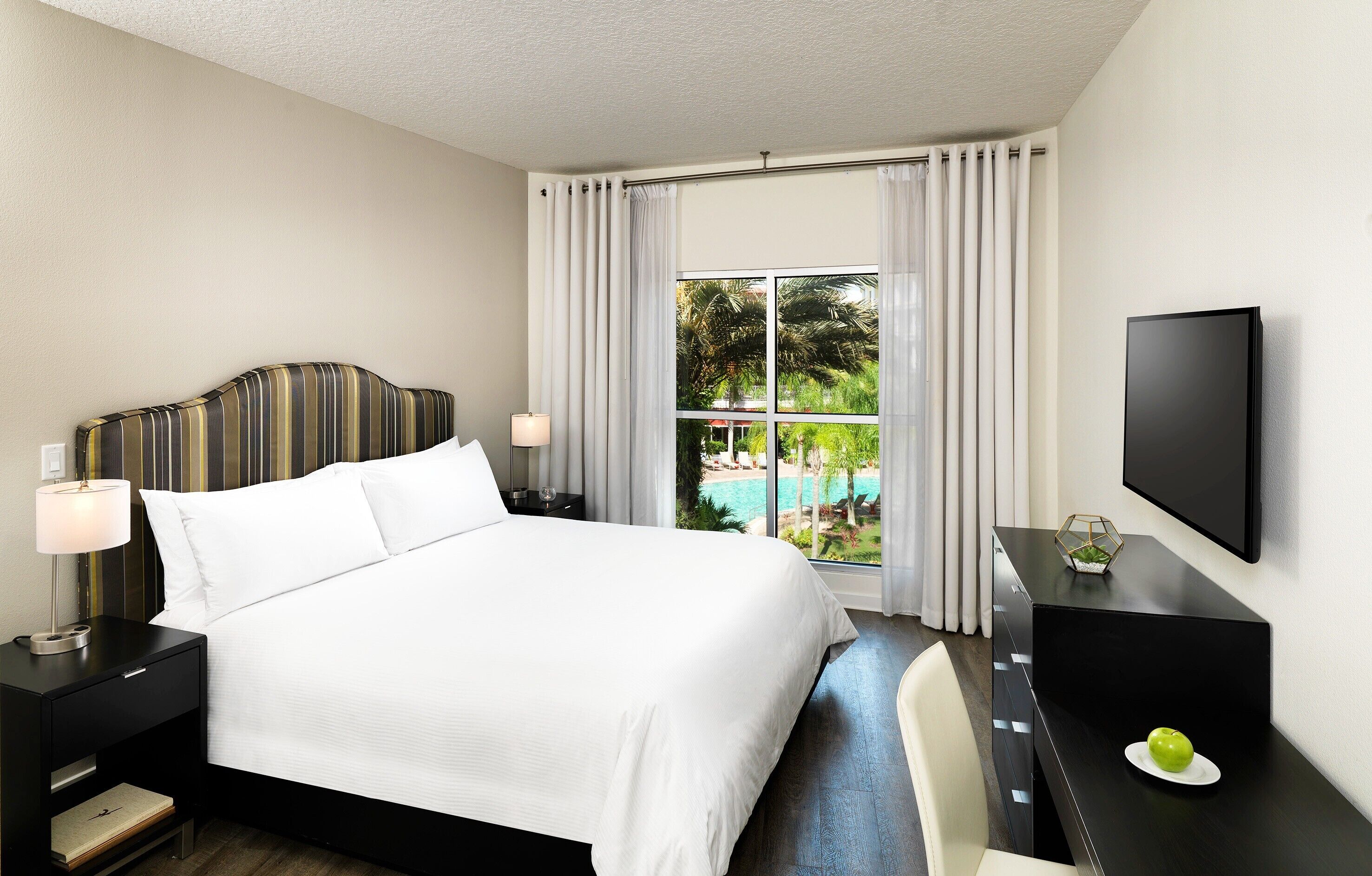 Dusj, designertoalettartikler, hårføner og håndklær