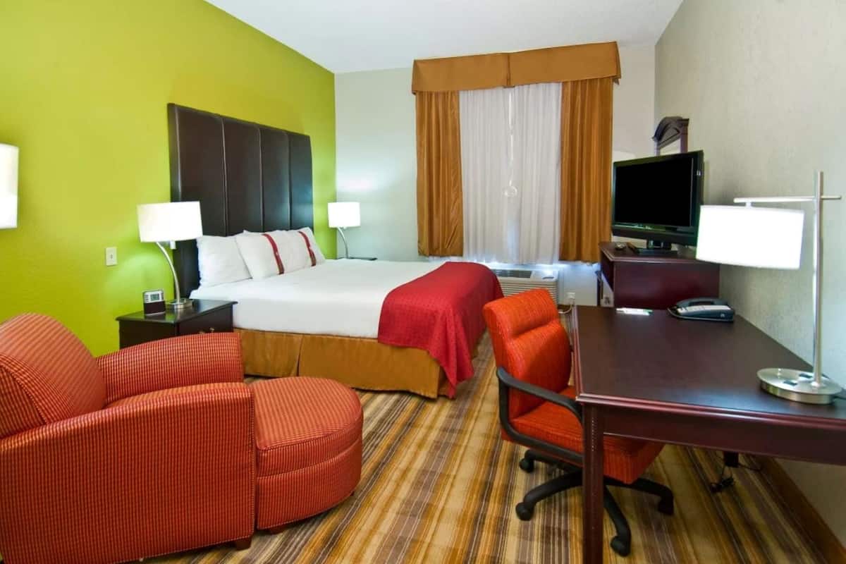 Suite, 1 kingsize bed (Additional Living Area) | Een kluis op de kamer, een bureau, een laptopwerkplek