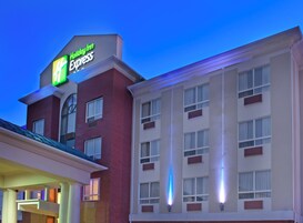 Un bâtiment de la chaîne Holiday Inn Express, reconnaissable à son enseigne bien visible, à ses nombreuses fenêtres et à sa façade plate.