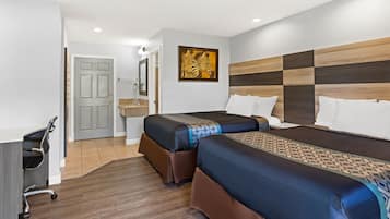 Dobbeltrom – deluxe, 2 dobbeltsenger | Skrivebord, strykejern/-brett, wi-fi (inkludert) og sengetøy