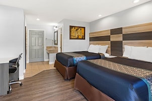 Escritorio, tabla de planchar con plancha, wifi gratis y ropa de cama