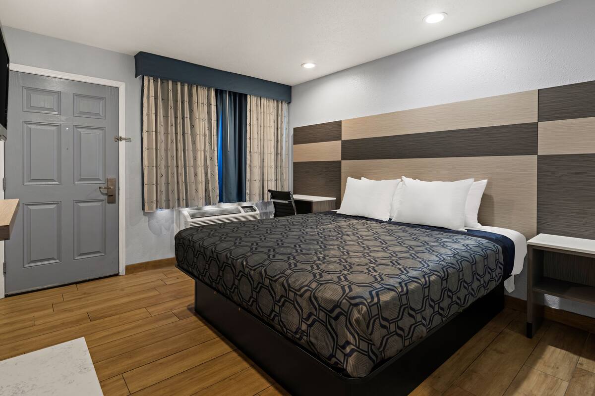 standard room, 1 queen bed | desk, iron/ironing board, free wifi, bed sheets