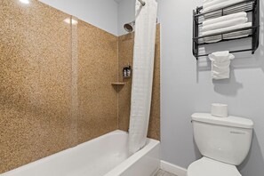 Hair dryer, towels - Bay Breeze Inn (Oakland)