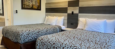 Habitació doble Deluxe, 2 llits dobles | Escriptori, planxa i posts de planxar, wifi gratuïta i roba de llit