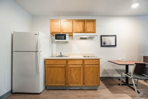 Standard Studio, 1 Double Bed, Non Smoking, Refrigerator & Microwave | Private kitchen | Full-size fridge, microwave, stovetop, freezer