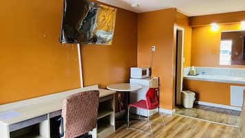 Iron/ironing board, free WiFi, bed sheets