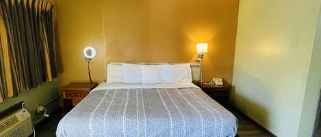 Habitación estándar, 1 cama King size, para no fumadores | Tabla de planchar con plancha, wifi gratis y ropa de cama