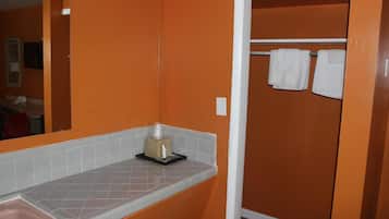 Standard Room, 1 King Bed, Non Smoking | Bathroom