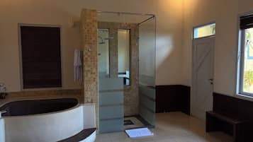 Villa, 1 Schlafzimmer, eigener Pool | Badezimmer | Badewanne und Dusche (separat), Komfortbadewanne, Hydromassagedusche