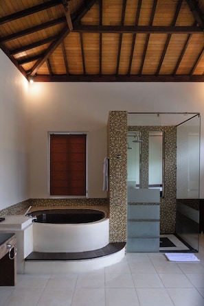 Separate bathtub and shower, deep-soaking bathtub