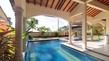 15 kolam renang outdoor, dengan cabana gratis dan payung kolam renang