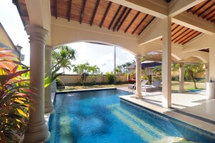 15 outdoor pools, free cabanas, pool umbrellas
