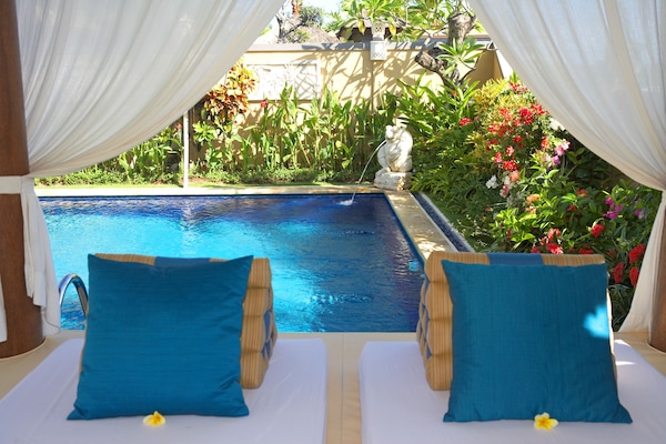 Outdoor pool, free pool cabanas, pool umbrellas