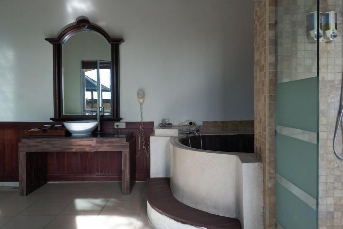 Bathroom | Separate tub and shower, deep soaking tub, hydromassage showerhead