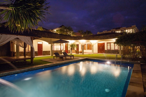 Outdoor pool, free pool cabanas, pool umbrellas