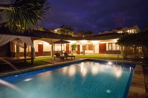 15 outdoor pools, free cabanas, pool umbrellas