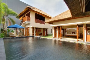Fridge, microwave, stovetop, cookware/dishes/utensils - Bali baliku Private Pool Villas (Jimbaran)