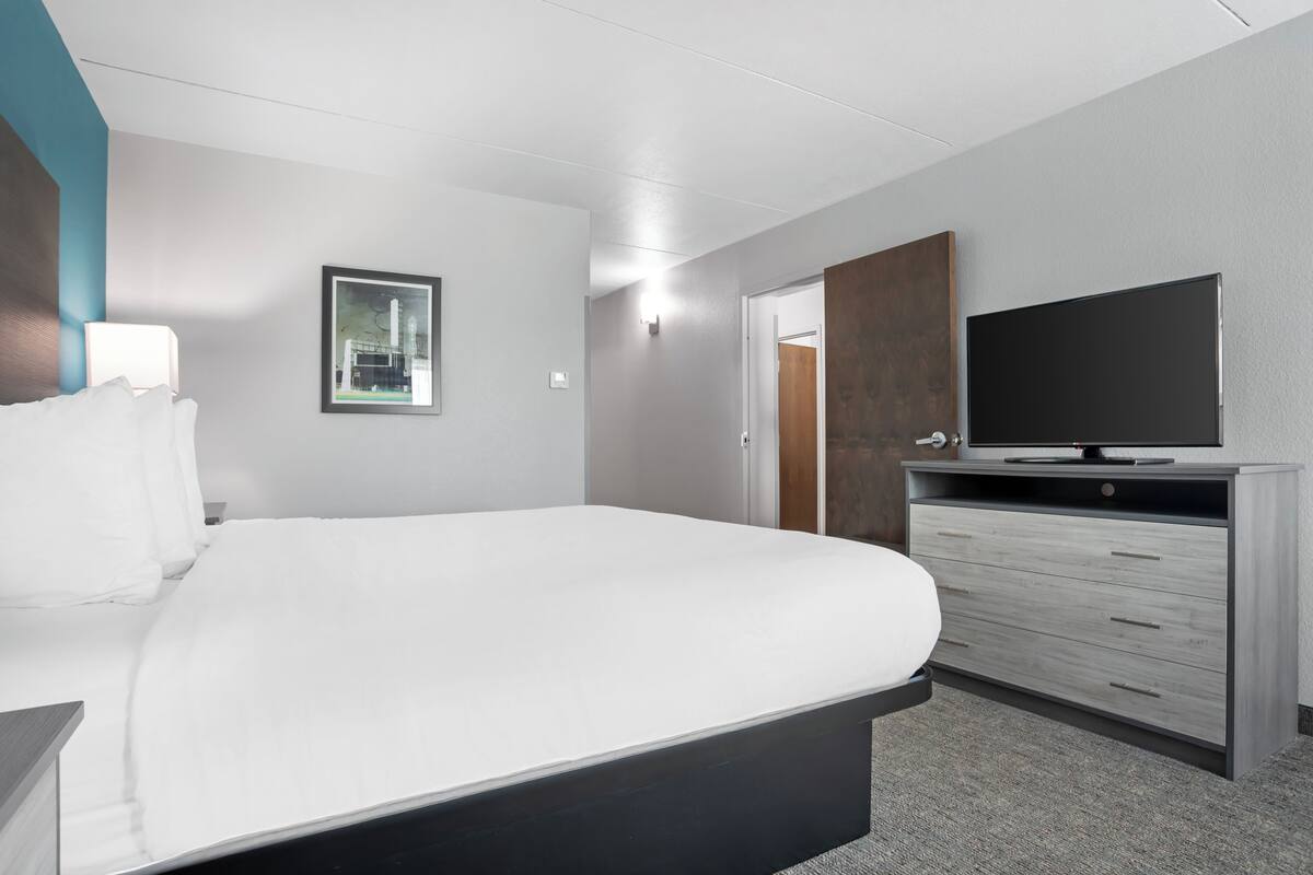 Suite, 1 King-Bett, Nichtraucher, Kühlschrank und Mikrowelle (with Sofabed) | Hochwertige Bettwaren, Pillowtop-Betten, Schreibtisch