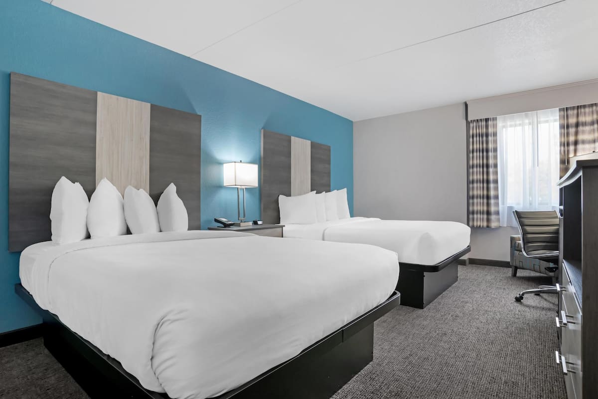Chambre Standard, 2 grands lits, non-fumeur, réfrigérateur et four à micro-ondes (Pet Friendly)